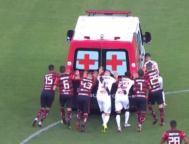 Παίκτες σπρώχνουν ασθενοφόρο για να ξεκινήσει -Εμεινε στο γήπεδο! (βίντεο)